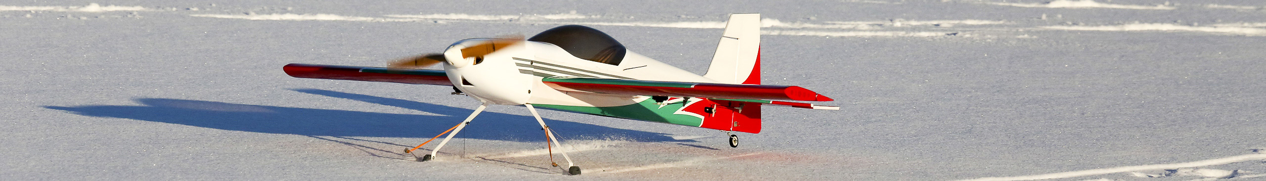 Modellflugzeug im Winter. Kopfbild